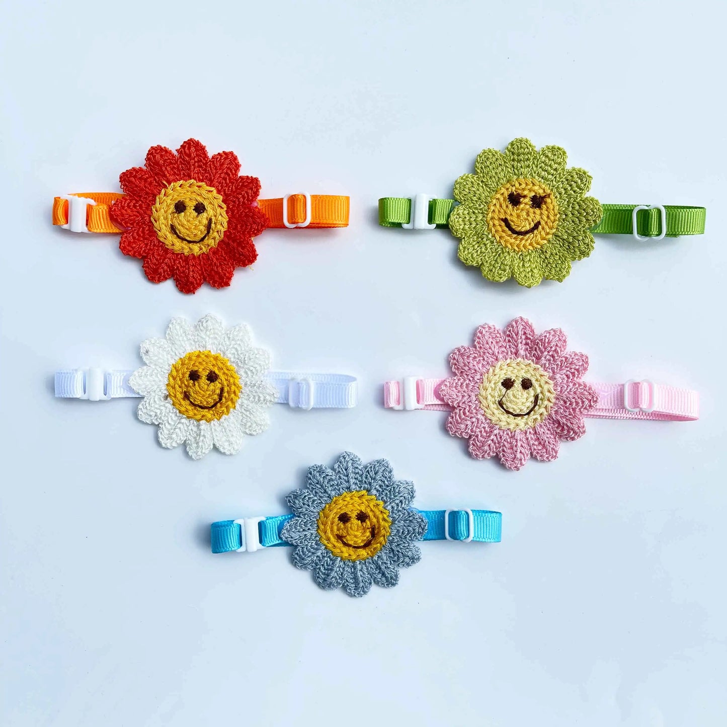 Collar Floral Sonriente – Packs de 50 o 100 Flores Tejidas para Mascotas Felices