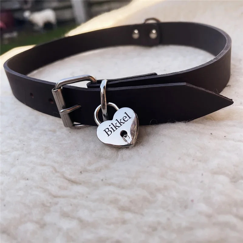 Placa Corazón con Doble Grabado – Estilo Candado Personalizado para Mascotas